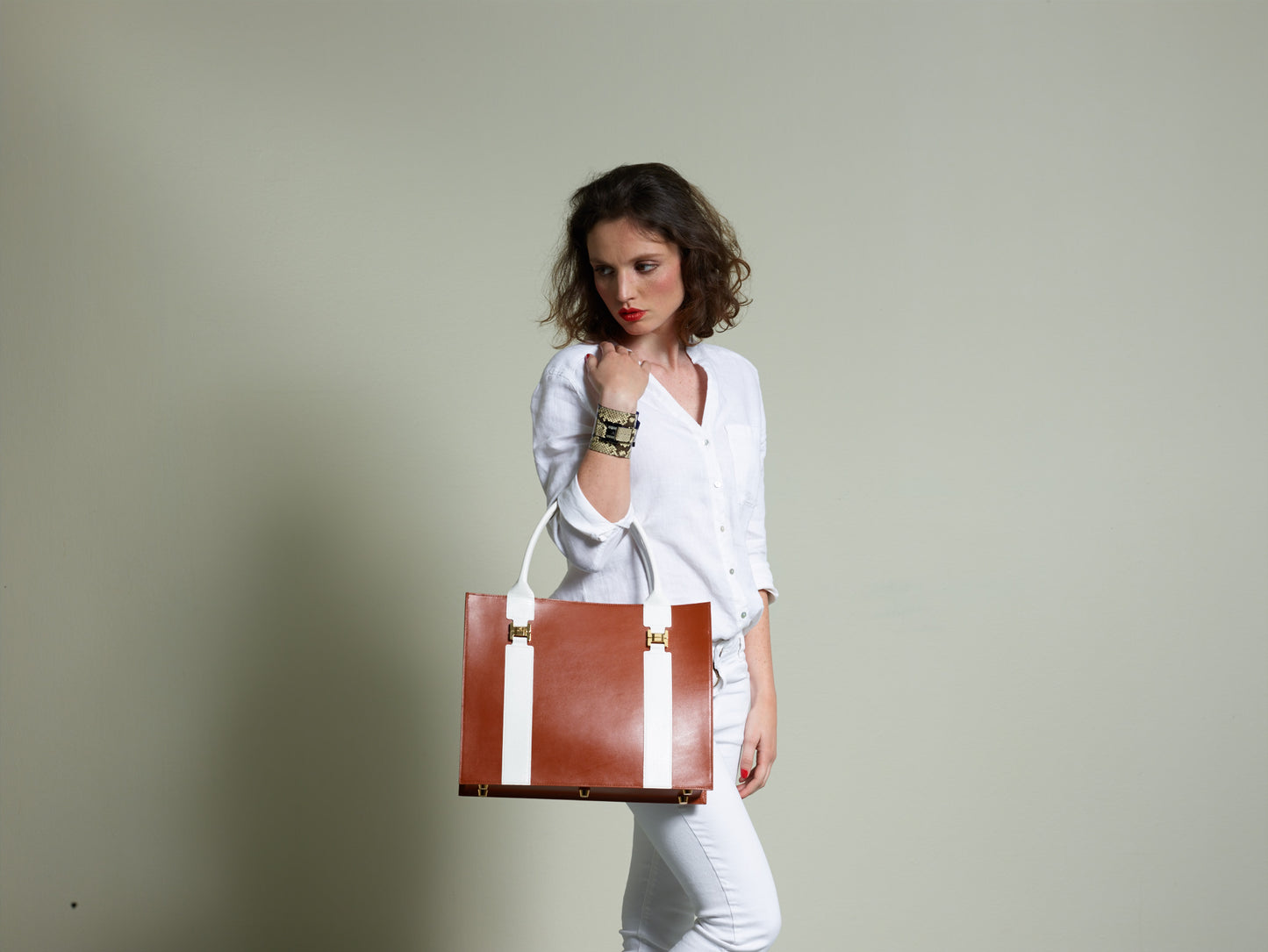 ISABELLA M TAN/WHITE HANDBAG